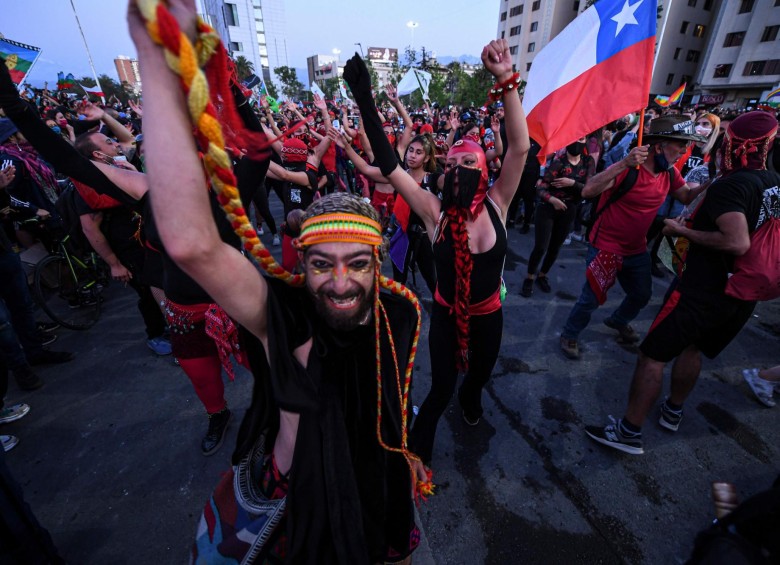 La Plaza Italia, punto de encuentro de los manifestantes durante un año entero de estallido social y escenario de choques con la Policía, se volvió ayer lugar de celebración para los chilenos. FOTO AFP