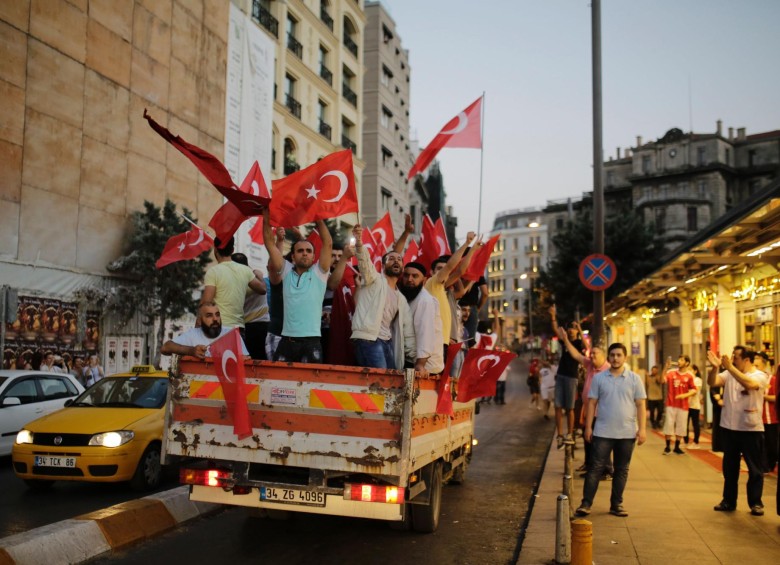 Manifestantes apoyan al presidente de Turquía, Recep Tayyip Erdogan. FOTO AFP