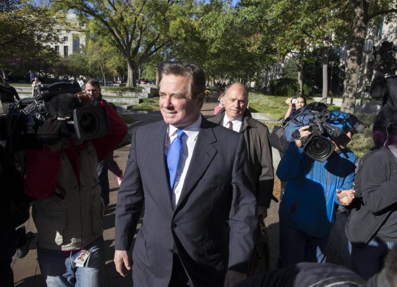 El exjefe de campaña de Trump compareció ayer ante una corte federal de Washington, en audiencia donde no aceptó ninguno de los cargos, pero recibió medida de arresto domiciliario. FOTO efe