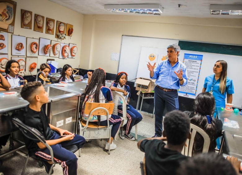 El ministro Juan Pablo Uribe, en charla con jóvenes estudiantes, durante su visita a la Institución Educativa Fe y Alegría del barrio Moravia, en la comuna 4 de Medellín. FOTO CORTESÍA MINSALUD