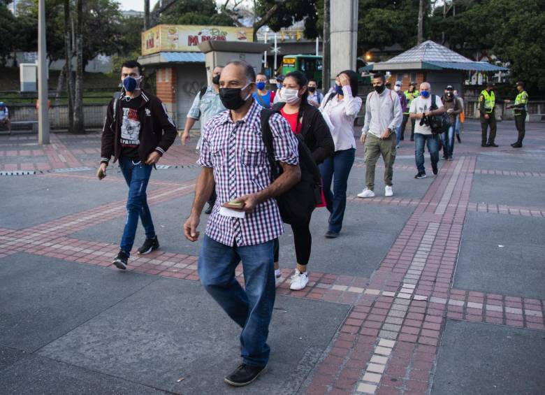 El uso del tapaboca es necesario y obligatorio para salir a las calles, usar el transporte e ir a mercar, por ejemplo. FOTO Carlos Alberto Velásquez