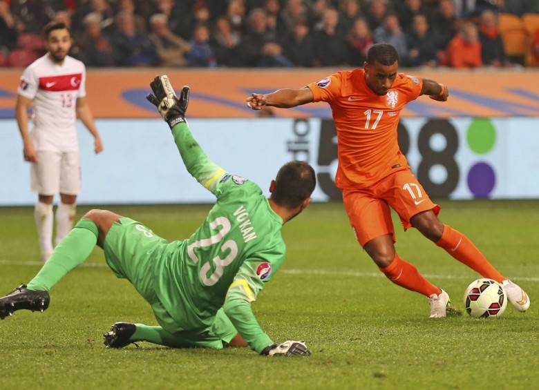 Holanda empató sobre la hora su partido con Turquía. FOTO AP