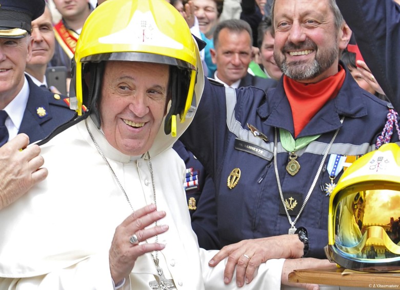 El casco de bomberos que le dieron al Papa Francisco tiene los colores del Vaticano. FOTO AFP