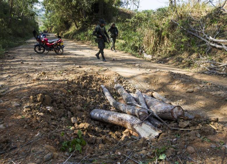 En la zona del ataque quedaron restos de armamento de los policías que algunos labriegos quisieron tomar, pero agentes que custodiaban el sitio impidieron que se los llevaran. FOTO Julio César Herrera