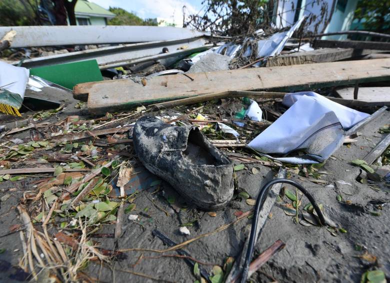 Un zapato entre los escombros por los sismos y tsunami en Palu. AFP