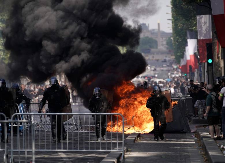 El cuerpo parisino de bomberos tuvo que intervenir para apagar las papeletas quemadas por los “chalecos amarillos”. Foto AFP