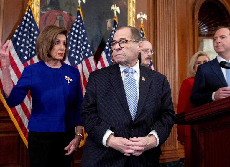 La presidenta de la Cámara, Nancy Pelosi, y el presidente del Comité Judicial de la Cámara, Jerry Nadler, ambos demócratas, presentaron ayer el texto de la resolución en la que se imputa a Donald Trump con dos cargos, buscando su destitución. FOTO EFE