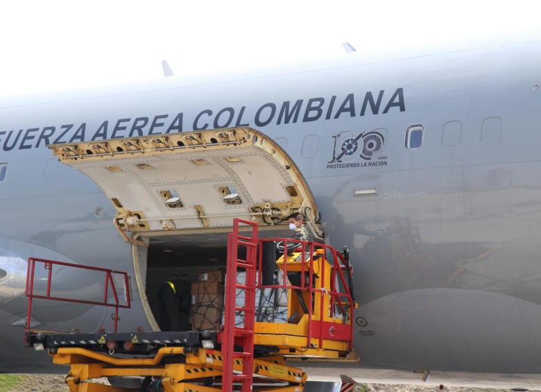 Avión que trajo a colombianos de China ahora lleva equipo médico a Leticia