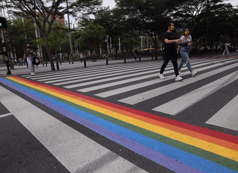 El cruce peatonal en la calle San Juan, frente a La Albujarra, ahora tiene un arcoíris como símbolo de la diversidad sexual y bandera de la comunidad LGBTIQ. Foto: Edwin Bustamante