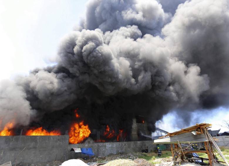 Ya son 72 los muertos en el incendio registrado el pasado miércoles en una fábrica de calzado en el municipio de Valenzuela, en Metro Manila. FOTO REUTERS