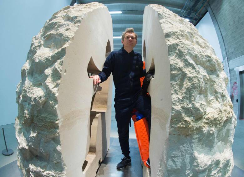 Artista francés se encerró por ocho días en una piedra