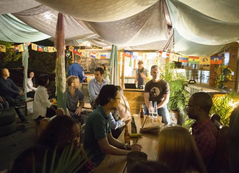 Personas de diferentes nacionalidades hablan en un hostal de la ciudad. Foto: Edwin Bustamante Restrepo