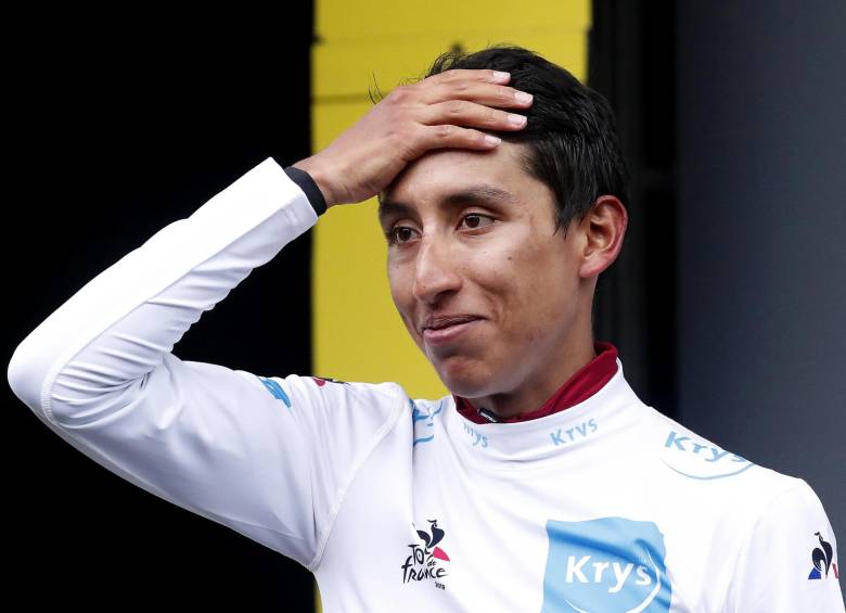 Además de la camiseta amarilla de líder (y virtual campeón), Egan obtuvo la blanca de mejor joven. Foto EFE