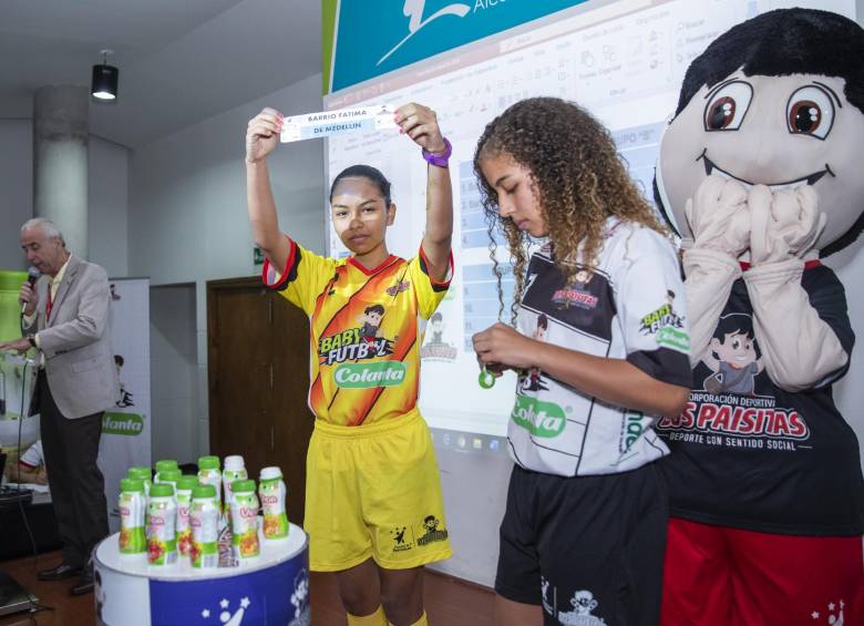 En el auditorio del Inder se llevó a cabo el sorteo de los torneos de fútbol femenino y masculino del Festival. Cerca de cinco mil niños competirán en el evento. FOTOs Carlos Velásquez