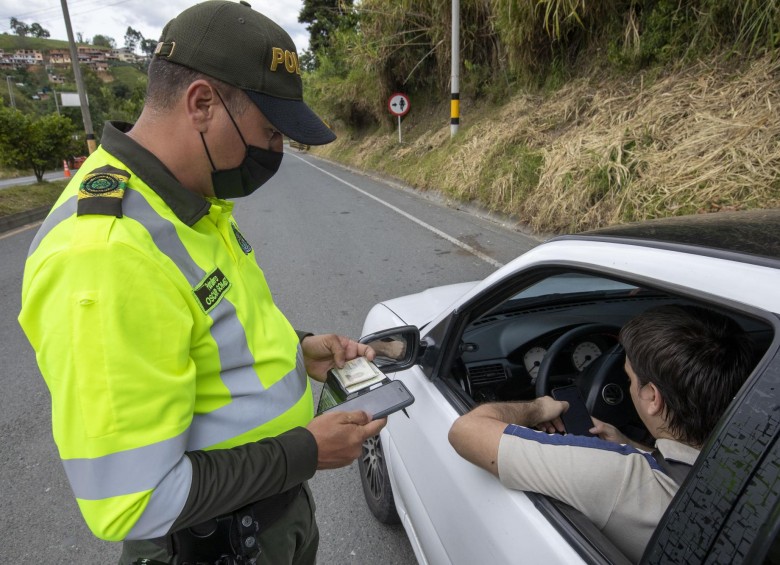 La Policía hará controles en las vías de Antioquia para evitar que los ciudadanos incumplan con el aislamiento nacional obligatorio. FOTO Edwin Bustamante