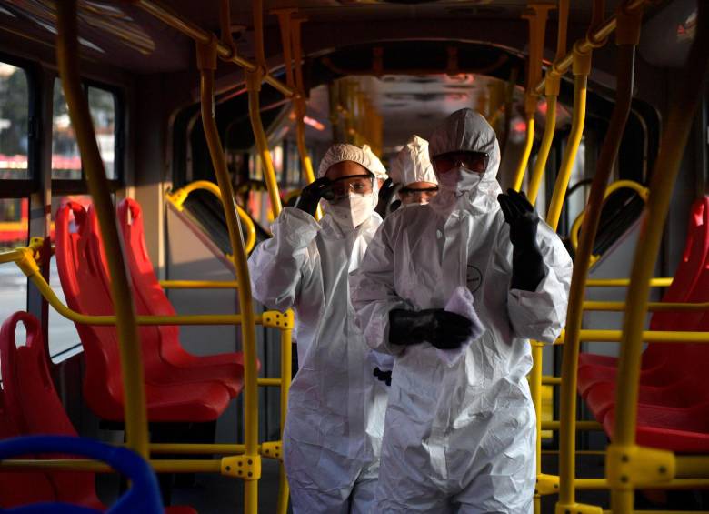 Los programas de desinfección del transporte público son una de las medidas para frenar el coronavirus. FOTO: AFP