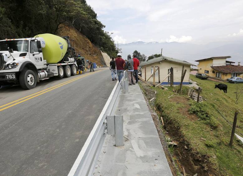 La obra, que agiliza el tráfico hacia el oriente de Antioquia, se construye con recursos de Invías y del Municipio de Envigado. Aunque hay paso vehicular queda pendiente un un puente. FOTO henry agudelo