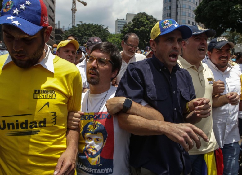 El día 3 de abril, Requesens fue agredido por colectivos chavistas; pero el lunes volvió a la primera línea de las manifestaciones. FOTOS ap y efe