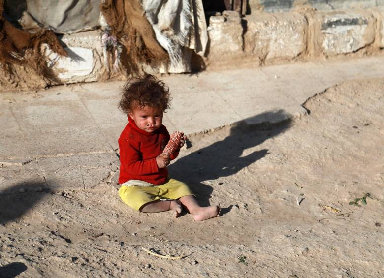 Niña siria en el pueblo rebelde de Saqba. FOTO AFP