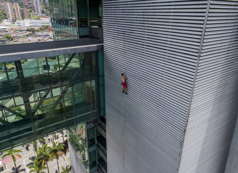 Gogulán escaló sin medidas de seguridad el edificio de la sede central de Bancolombia. FOTOS ESTEBAN VANEGAS