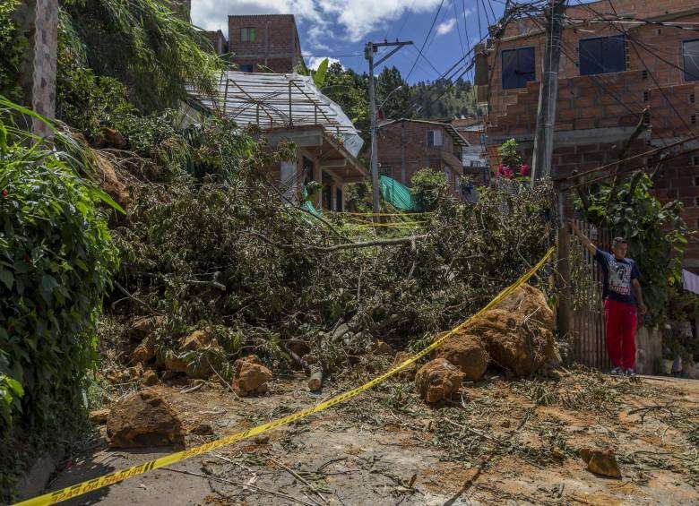 El movimiento en masa también taponó la vía de acceso al sector. FOTO SANTIAGO MESA
