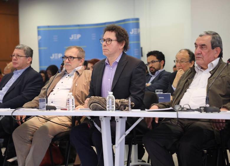 Una delegación de 10 excomandantes guerrilleros entregó a la JEP una versión colectiva sobre la práctica del secuestro. En la foto, de izquierda a derecha: Pablo Catatumbo, Rodrigo Londoño E. (Timochenko), Pastor Álape y Jaime Alberto Parra. FOTO Cortesía JEP 
