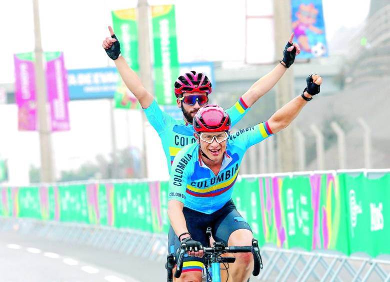 Javier Serna (atrás) y Marlon Pérez. FOTO Comité Paralímpico