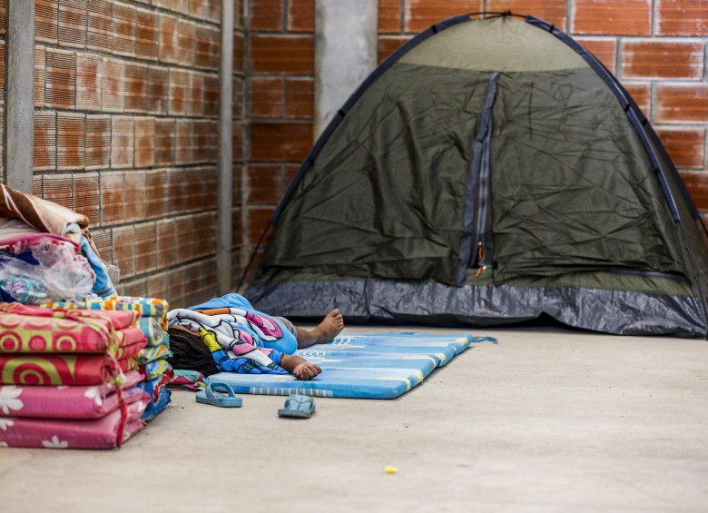 En carpas y colchonetas duermen los desplazados de la vereda San Antonio, de Tarazá que no quieren retornar por el miedo. FOTO jaime pérez
