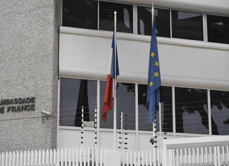 Vista parcial de la entrada de la embajada de Francia en Caracas. Foto tomada este 5 de junio de 2020. FOTO EFE