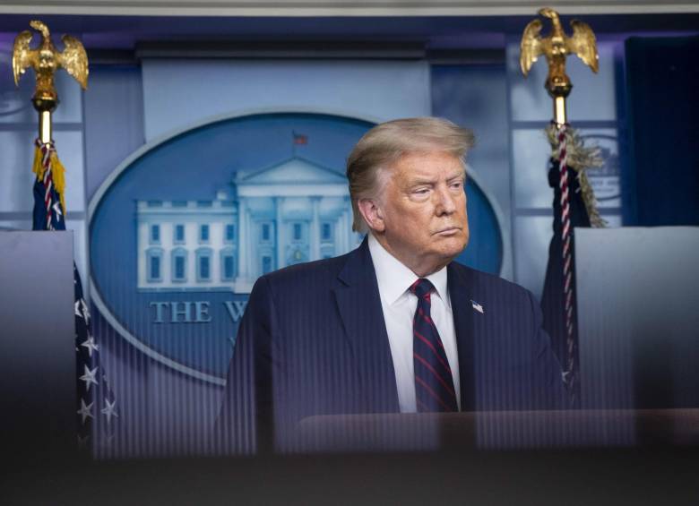 El presidente Donald Trump flexibilizó su posición frente a la pandemia. FOTO: EFE