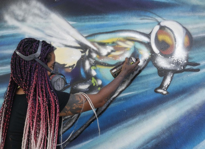 23 artistas urbanos tomaron sus aerosoles y brochas para darle color a la avenida Guayabal en el festival de grafiti de Comfenalco, Medellín. La temática de este año fue aquellos animales indeseados por ciertas personas que los consideran como “plagas” pero que son importantes para el ecosistema. Foto: Manuel Saldarriaga Quintero.