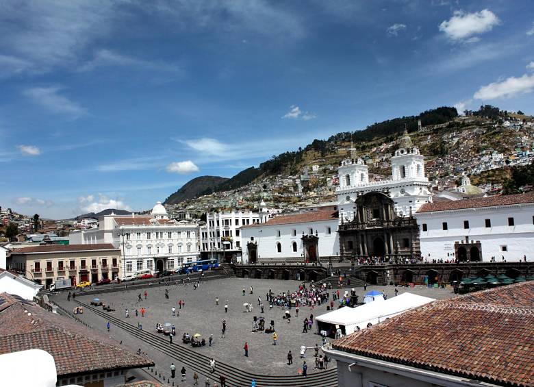 1.Iglesia de San Francisco, la más antigua de Quito. 2. Virgen de Quito en el cerro del Panecillo 3. Bosque de polylepis en la reserva de El Ángel. FOTOs Carlos Olimpo Restrepo.