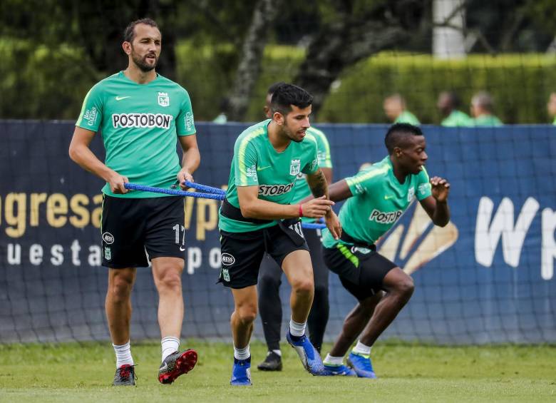 El delantero Hernán Barcos, el volante Pablo Ceppelini y el lateral Helibelton Palacios durante la práctica de ayer martes en Guarne. El verde se prepara para Millonarios. FOTO Jaime Pérez