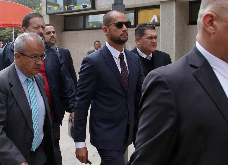 El jurista Diego Cadena llegó a la Corte fuertemente escoltado. FOTO Colprensa.
