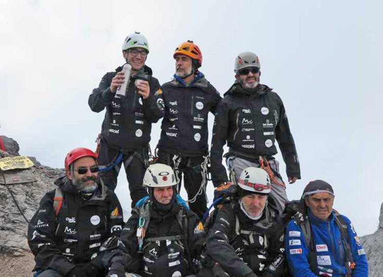 Esta fotografía es la única conocida hasta hoy del grupo de expedicionarios colombianos haciendo cumbre en el Carstensz, Oceanía. Aún descienden de la montaña. FOTO 7 Cumbres-Claro 