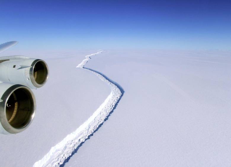 Fotografía de archivo fechada el 10 de noviembre que muestra una vista aérea de una grieta en el segmento Larsen C en la Antártida. Un iceberg de unos 5.800 kilómetros cuadrados, el más grande de la historia, se ha desprendido de dicho segmento. FOTO EFE