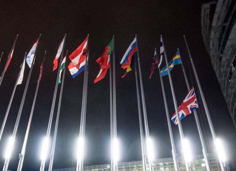 Esta fotografía tomada este 31 de enero muestra una bandera de la Unión de la Representación del Reino Unido cuando se baja de un asta de bandera en el Parlamento Europeo, en Estrasburgo. FOTO AFP