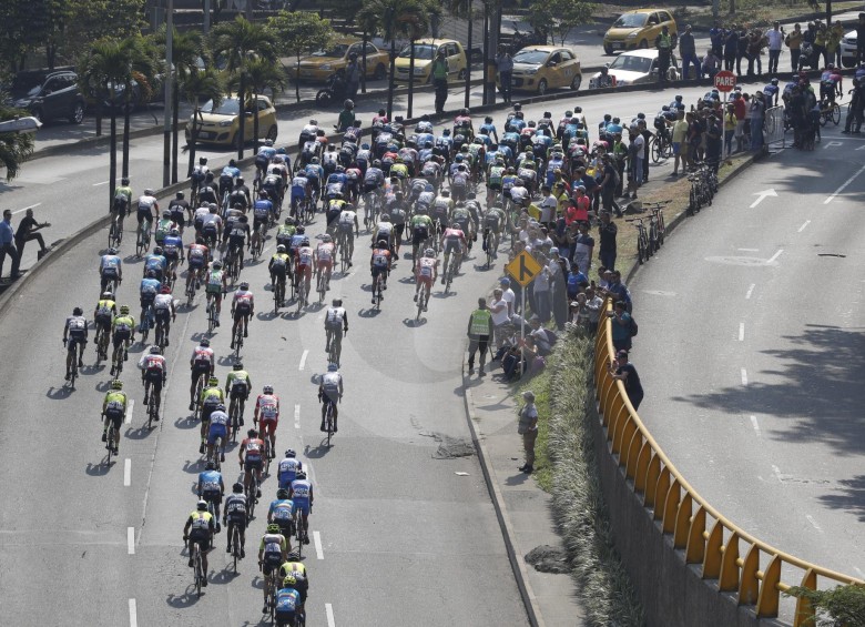 Hermosas postales dejó el desarrollo de la cuarta etapa del Tour Colombia 2.1 que se desarrolló en Medellín, un circuito de 139 kilómetros, que tuvo una masiva presencia de aficionados en cada uno de los puntos por donde transcurrió la fracción. FOTOS JUAN ANTONIO SÁNCHEZ Y MANUEL SALDARRIAGA