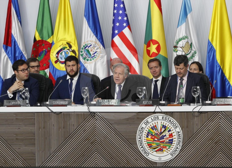 En el centro está el secretario general de la OEA, Luis Almagro. Lo acompañan opositores venezolanos. FOTO Jaime Pérez
