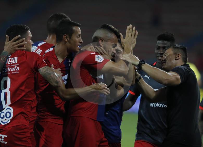 Los jugadores del DIM festejan el gol de Cadavid. FOTO JAIME PÉREZ
