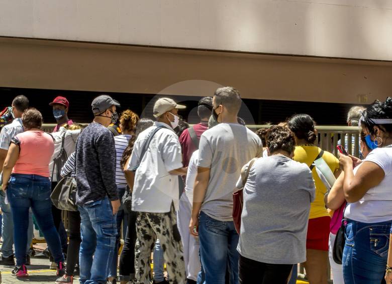 Esta semana, en el Centro de Medellín, se vieron varias filas de ciudadanos haciendo filas para hacer diligencias bancarias y notariales. FOTO JUAN ANTONIO SÁNCHEZ