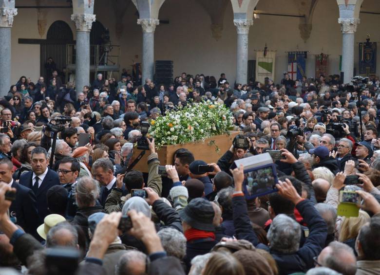 Cientos de personas acudieron al funeral del escritor italiano. FOTO AFP