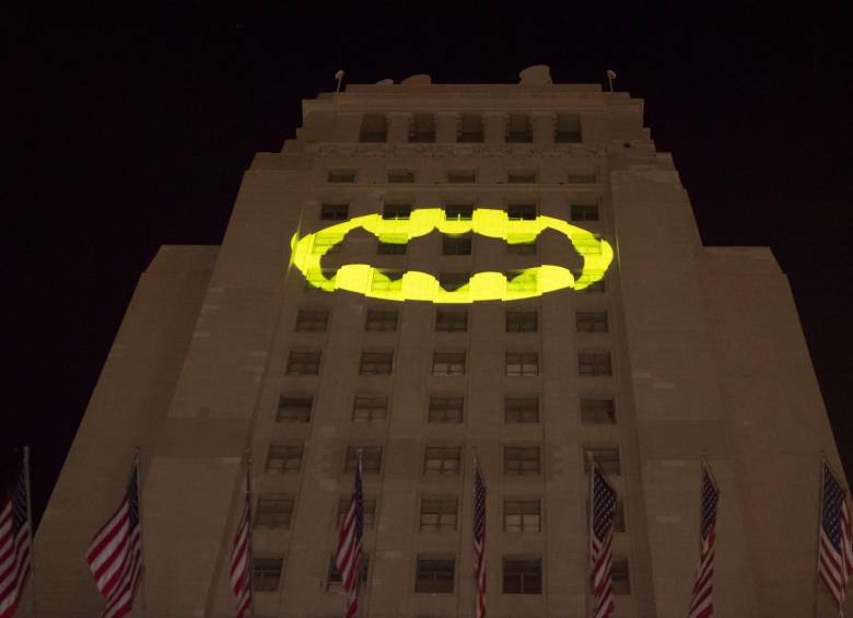 La batiseñal iluminó a Los Ángeles en honor a Adam West 