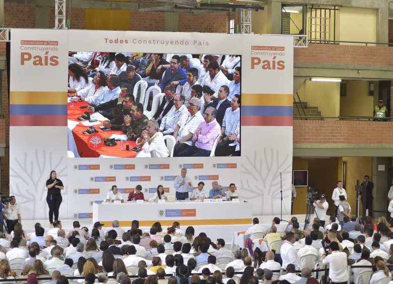 El segundo taller Construyendo País llevado a cabo en Antioquia se desarrolló el fin de semana pasado en el coliseo del Inem José Félix Restrepo, en Medellín. FOTO cortesía presidencia