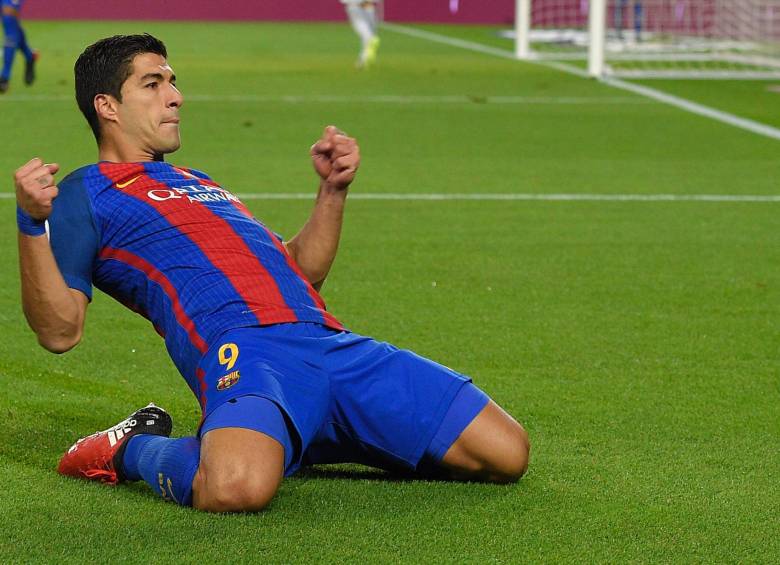 El uruguayo Luis Suárez y una típica celebración. Ayer fue una de las tres figuras del Barcelona ante el Athletic. FOTO AFP