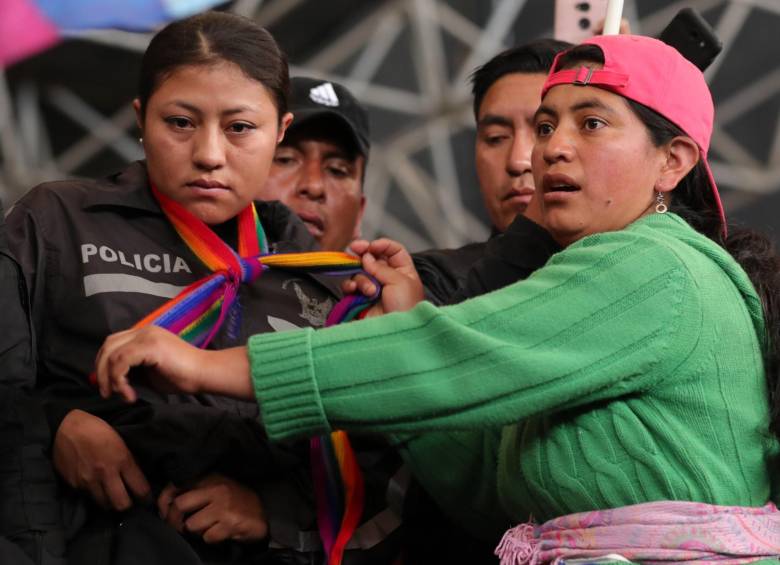 Una de las 8 policías detenidas por los indígenas en la Casa de la Cultura de Quito. Los manifestantes aseguraron que les aplicarán la “justicia ancestral” si las fuerzas estatales atacan el lugar. FOTO efe