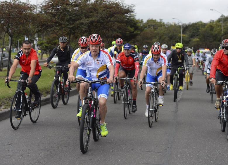 Luego de completar 10 kilómetros montado en su bicicleta el presidente Juan Manuel Santos dio inició a la Vuelta Colombia. FOTO Cortesía