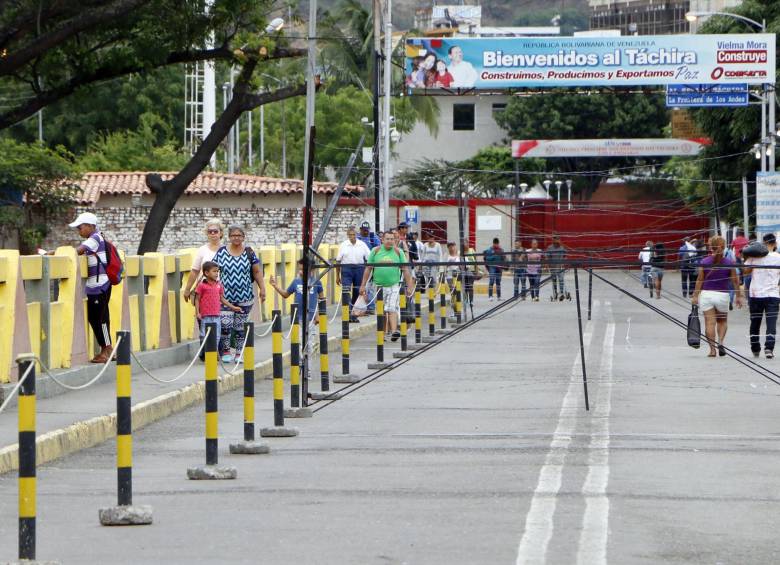 Aunque los puentes internacionales en Cúcuta estuvieron abiertos, muy pocas personas cruzaron a Colombia. Dos heridos en zona fronteriza fueron atendidos en hospitales colombianos. FOTO EFE