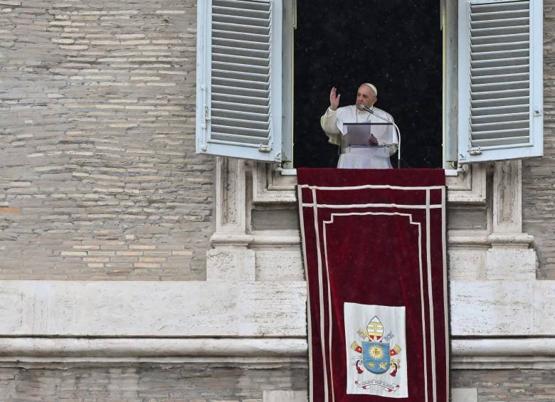 El papa Francisco durante el rezo del Angelus este domingo en la plaza de San Pedro. FOTO AFP