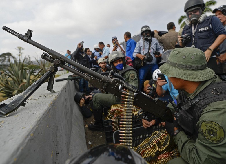 Ante los medios de comunicación del mundo, los militares leales a la oposición respondieron con balas al ataque de los militares que seguían al régimen. FOTO: AFP
